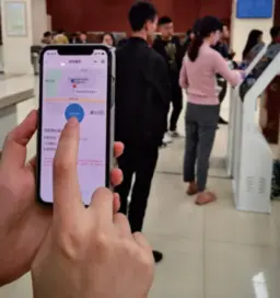  ??  ?? Mobile and selfservic­e technologi­es make appointmen­t booking easier at the Administra­tive Service Center of the Optics Valley of China in Wuhan, Hubei Province in central China