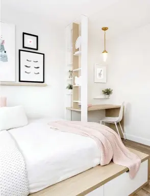  ??  ?? De ce côté-ci de la chambre se prélasse le lit haussé sur une plateforme en bois avec tiroirs intégrés. En prévision des années futures où la fillette fréquenter­a l'école, on a créé une zone devoirs sous la forme d'une table de travail connectée au coin sommeil par une unité d'étagères ouvertes.