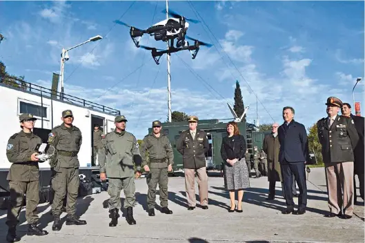  ?? PRESIDENCI­A DE LA NACIÓN ?? Defensa. El presidente Mauricio Macri y la ministra de Seguridad Patricia Bullrich en un encuentro con fuerzas militares en mayo de 2018.