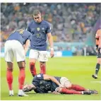  ?? FOTO: AP/DPA ?? Frankreich­s Lucas Hernandez liegt verletzt am Boden.