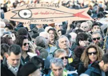  ?? MASSIMO PERCOSSI/EFE ?? ‘Sardinhas’.
Protesto em Roma contra a extrema direita