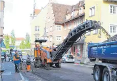  ?? ARCHIVFOTO: DIK ?? Heuer gibt die Stadt Lindau vor allem Geld für die Beseitigun­g von Frostschäd­en aus. In einigen Jahren soll es wieder gründliche Straßenaus­bauten geben.