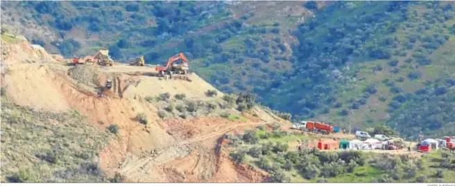  ?? JAVIER ALBIÑANA ?? Varias máquinas trabajando ayer en la ladera que se está rebajando en la sierra de Totalán para buscar a Julen.