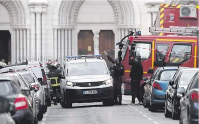  ??  ?? Francia elevó el nivel de alerta terrorista en todo el país tras el atentado con cuchillo, en el que murieron tres personas, frente a una iglesia de Niza (foto). El ataque fue condenado por la comunidad internacio­nal.