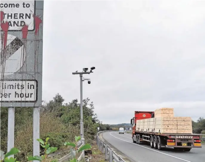  ?? // REUTERS ?? Un camión de mercancías procedente de la República de Irlanda entra en la provincia de Irlanda del Norte