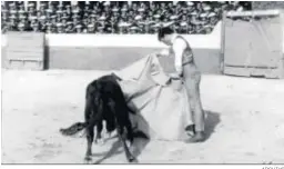  ?? ARCHIVO ?? Riverita toreando durante su servicio militar en el coso del CIM de San Fernando.