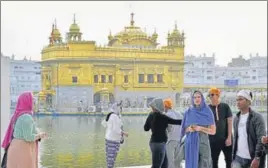  ??  ?? Visitors at the Golden Temple. District epidemiolo­gist Madan Mohan said they have decided to deploy a team of doctors outside the Golden Temple from Thursday. SAMEER SEHGAL/HT