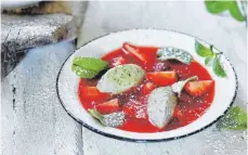  ?? FOTO: FRAUKE ANTHOLZ/DPA ?? Mit Champagner oder Sekt püriert werden Erdbeeren zu einer süßen Suppe.