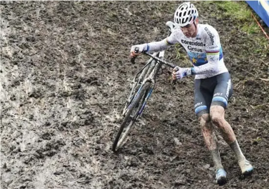  ??  ?? Mathieu van der Poel duldde geen tegenstand in Niel en Gavere: ‘Technisch reed ik één van mijn beste crossen ooit.’