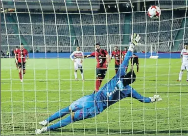  ?? NURPHOTO / GETTY ?? Los derbis Al Ahly- Zamalek como el de la imagen se disputan a puerta cerrada desde el 2012