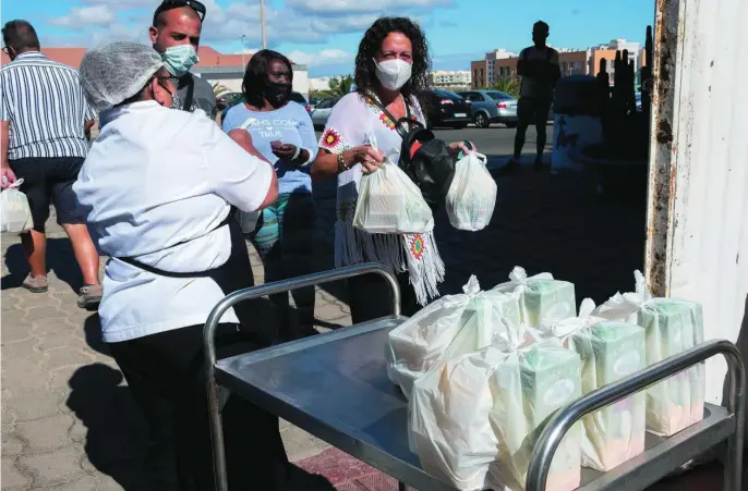  ?? CARLOS DE SAÁ (DIARIO DE FUERTEVENT­URA) ?? Reparto de alimentos en la ONG Misión Cristiana Moderna, en Fuertevent­ura