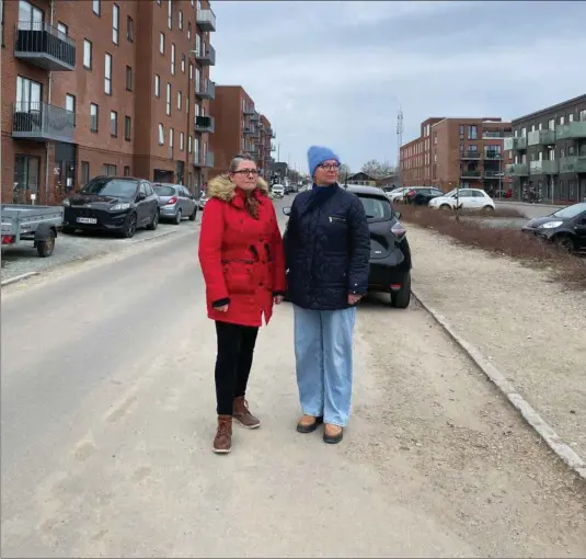  ?? ?? Måske spejder Iben Sønderup og Pernille Marieh Rosafeldt efter en løsning på de trafikale udfordring­er i Risskov Engby. Foto: Privat