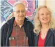  ?? FOTO: KLEIBAUER ?? Der Künstler Frank Stella mit der Galerielei­terin Anna-Maria Ehrmann-Schindlbec­k