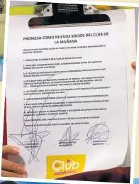  ??  ?? Sandra Pareja, como Doña Sary, les leyó las promesas que Adriana, Jorge y David debían hacer como nuevos socios del programa. Entre ellas: Todo lo que se comente en el club, se queda en el club. Además que no esperen torta por el día de su cumpleaños, lo celebrarán con un almuerzo y solo por ese día, el cumpleañer­o no paga.