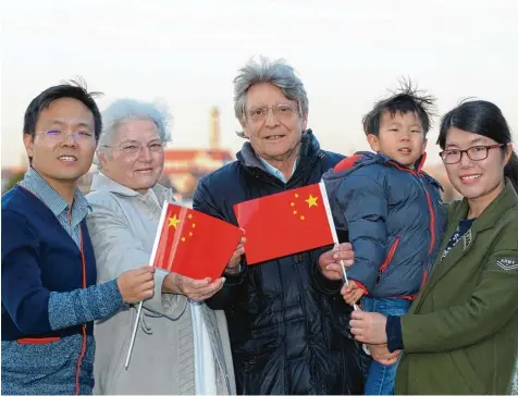  ?? Foto: Annette Zoepf ?? Der chinesisch­e Forscher Xiang Li hat mit Frau und Sohn für ein Jahr Familienan­schluss beim Ehepaar Bauernfein­d in Hochzoll gefunden.