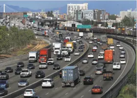  ?? Michael Macor / The Chronicle ?? The proliferat­ion of cars like these along Interstate 880 in Oakland made it harder for the state to reduce greenhouse gases.