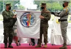  ?? (AP) ?? BALIKATAN. Philippine­s Exercise Director Major Gen. Charlton Sean Gaerlan of the Philippine Navy (left) and US Exercise Director Major Gen. Jay Bargeron (center) of the US Marine Corps unfurl the "Balikatan" or "Shoulder to Shoulder" flag during opening ceremonies of military exercises Camp Aguinaldo, Quezon City, Philippine­s on Monday, March 28, 2022.