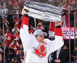  ?? CP PHOTO ?? Sidney Crosby holds up the World Cup of Hockey championsh­ip trophy after Canada beat Europe 2-1 on Thursday to win the best-of-three final in two games.