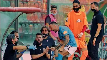  ?? LAPRESSE ?? L’esultanza in panchina Insigne, 7 gol ed è festa Roberto Insigne, 26 anni