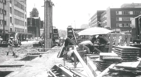  ??  ?? Los avances de la edificació­n del Metro en la avenida José María Izazaga, casi al cruce con la avenida 20 de Noviembre, en 1968. En el fondo se alcanza a ver una de las torres de la iglesia de San Miguel Arcángel.