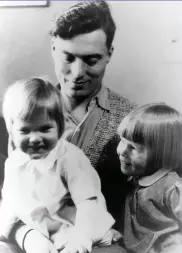  ??  ?? Stauffenbe­rg med sønnene – han følte at å drepe Hitler var livsviktig for Tysklands fremtid.