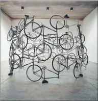  ??  ?? FOREVER. Bicicletas entrelazad­as por los ejes y ruedas.