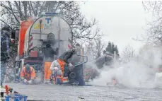  ?? FOTO: RWE ?? Auch auf der Brücke selbst wird mit Hochdruck am Asphalt gearbeitet.