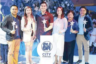  ??  ?? Quezon City Fifth District Rep. Alfred Vargas, Quezon City councilor Aly Medalla, Pasong Putik Proper barangay captain Evangeline Dungca wave their magical ice wands that light up the Frozen Christmas tree during the launch at SM City Fairview. Joining...