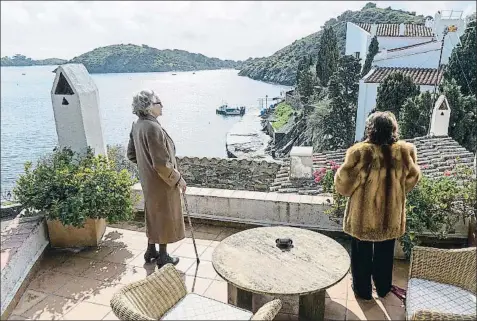  ?? . ?? Un momento del rodaje de Miss Dalí en Cadaqués, con las actrices internacio­nales en escena