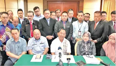  ??  ?? JAUJAN (tiga kanan) bersama barisan pegawai kanan dan eksekutif di bawah kementeria­n dalam sidang media selepas mesyuarat pasca Kabinet. Turut kelihatan Setiausaha Tetap KKTP Masnah Matsalleh (dua kanan).