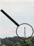  ??  ?? Mit dieser Fotomontag­e will die Bürger initiative gegen den geplanten Tetra funkmast zeigen, wie hoch der 45 Meter hohe Mast aus ihrer Sicht am Ende wird.