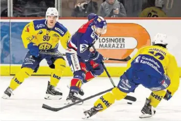  ?? FRESHFOCUS ?? Hält den Puck oftmals zu lange: Kann Del Curto dies Maxim Noreau (M.) austreiben? Video: Samu’s Slapshot über die neue Ausgangsla­ge für die ZSC-Spieler auf 20minuten.ch