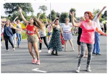  ??  ?? Les danseuses de zumba ont fait le spectacle.