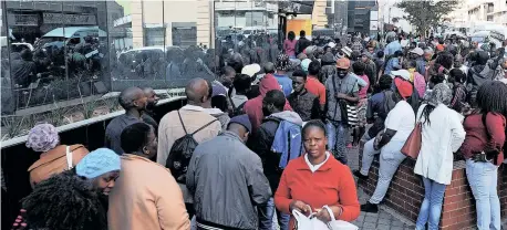  ?? | MATTHEWS BALOYI African News Agency (ANA) ?? A LONG queue outside Johannesbu­rg Road Agency in Johannesbu­rg where people came to apply for posts advertise at the institutio­n.