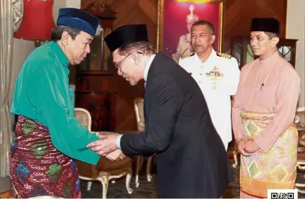  ??  ?? Royal audience: Anwar greeting Sultan Sharafuddi­n at Istana Bukit Kayangan in Shah Alam. Looking on is Azmin (right).