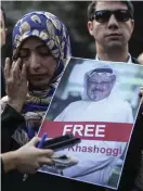  ?? FOTO: TTAP/EMRAH
GUREL ?? En kvinna håller upp en bild av den försvunne Jamal Khashoggi vid en manifestat­ion i Istanbul.