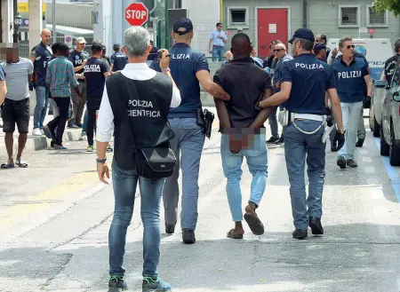  ?? (Foto Errebi) ?? A Mestre Un momento del blitz della polizia dell’altrro giorno nel quadrilate­ro del racket nigeriano della droga