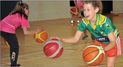  ?? Photo by Joan Maguire ?? Kayla Getgate practising skills and drills with the U-18 Irish basketball team at Pobalscoil Chorca Dhuibhne on Wednesday.