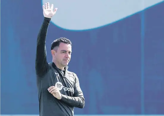  ?? Quique Garcia / EFE ?? Feliz y relaja o
Tras la victoria en París, Xavi dirigió ayer la última sesión de entrenamie­nto antes de viajar a Cádiz, antesala de la vuelta de la Champions y del clásico liguero del Bernabéu