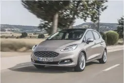  ??  ?? Beschaafd: de Vignale is de chique Fiesta, met een speciale grille, een diffusor en glimmende sierlijste­n voor de mistlampen.