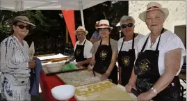  ?? (Photo L.C.) ?? L’atelier fabricatio­n de pâtes vertes avec l’Associatio­n des musées.