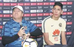  ??  ?? Opina. Miguel Herrera habló sobre las posibilida­des de Edson, quien según ‘Piojo’ está listo para partir.