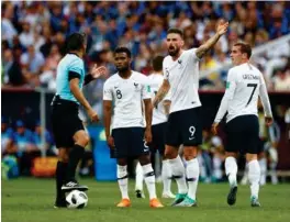  ?? FOTO: AP ?? Frankrike slet spillemess­ig mot Danmark. Her reagerer Olivier Giroud med frustrasjo­n mot dommer Sandro Ricci. Til venstre for Giroud står Thomas Lemar, mens Antoine Griezmann er til høyre.