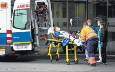  ?? ARCHIVO ?? Una persona enferma es bajada de una ambulancia para ser atendida en un hospital.