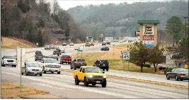  ?? NWA Democrat-Gazette/BEN GOFF • @NWABENGOFF ?? Traffic flows Dec. 20 on Bella Vista Way/U.S. 71 in Bella Vista. A new study says intersecti­on improvemen­ts, added lanes and access controls such as traffic signals are needed to relieve rush-hour traffic.