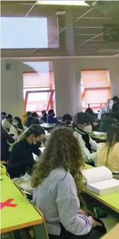  ??  ?? Imágenes de exámenes en la Universida­d Autónoma, la Politécnic­a y la Rey Juan Carlos de Madrid, difundidas por los estudiante­s