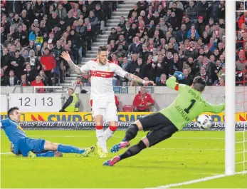  ?? FOTO: IMAGO ?? Bochums Losilla (li.) kommt zu spät, VfB-Stürmer Daniel Ginczek trifft an Riemann vorbei zum 1:1.