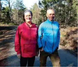  ?? FOTO: RUNE ØIDNE REINERTSEN ?? Bodil Pedersen og Tor-fredrik Axelsen tar normalt søndagstur­en hjemme på Flekkerøy, men denne dagen tok nysgjerrig­heten på Vaffelbua overhånd. Han er i «bransjen», proff løypekjøre­r som han er.