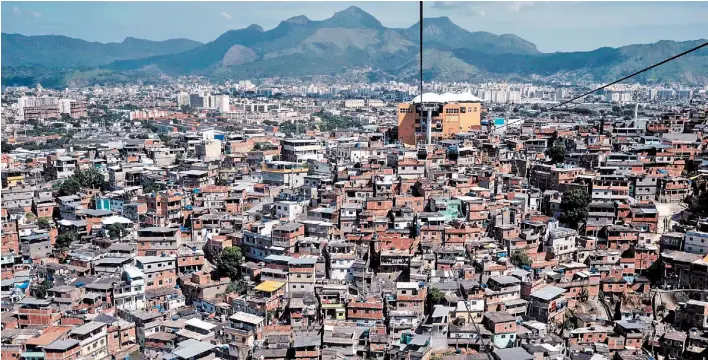  ?? AFP ?? Postal de la crisis. El complejo de favelas O Alemao, en Río de Janeiro. La economía de Brasil se estanca y arrastra al resto de los países emergentes, según la advertenci­a del FMI.