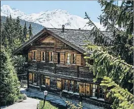  ?? FABRICE COFFRINI / AFP ?? Chalet Helora. La vivienda, de madera y de estilo alpino, se encuentra en la exclusiva estación de esquí de Vervier, en el cantón de Valois, al sudoeste de Suiza. Tiene siete habitacion­es, una piscina interior y una sauna